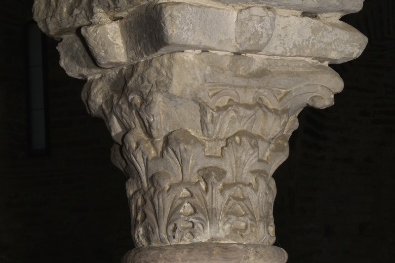 Ambito romano sec. IV, Capitello a doppio ordine di foglie d'acanto