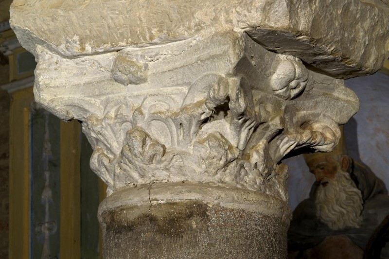 Ambito romano sec. IV, Capitello con fiori a rosetta