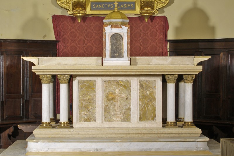 Vassura A. M. (1933), Altare maggiore con arca e colonne composite