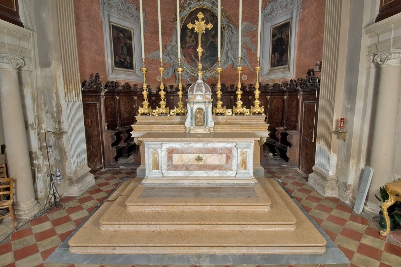 Ditta Montanari (1939), Altare maggiore con lesene ioniche e cherubini