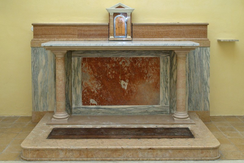 Maestranze italiane (1947-1948), Altare laterale di destra con croce latina