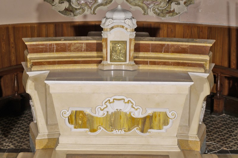 Vassura A. M. (1948), Altare maggiore con stemma del Cardinale Amleto Cicognani