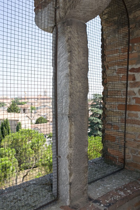 Ambito italiano sec. VIII, Bifora con pilastro squadrato con incavo