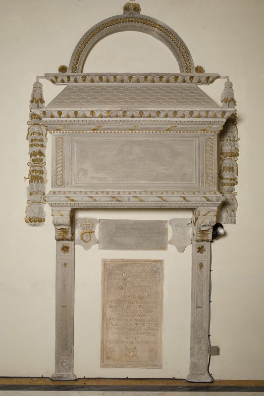 Maestranze romagnole sec. XV, Monumento con festoni vegetali laterali