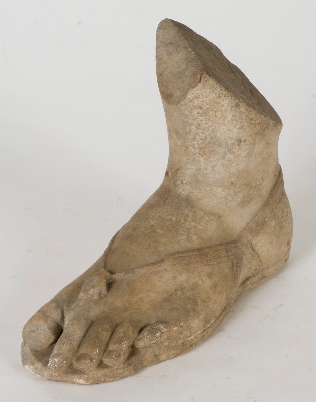 Bottega italiana sec. III-II a. C. (?), Frammento di statua piede con calzare