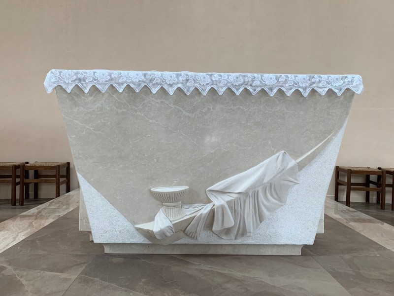 Razzano L. (2019), Altare in pietra bianca