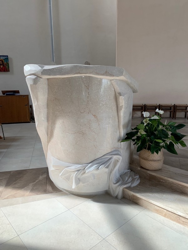 Razzano L. (2019), Ambone in pietra bianca