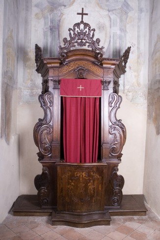 Bott. piacentina sec. XVIII, Confessionale in legno con decoro a volute