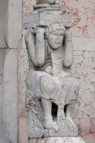 Bott. di Wiligelmo sec. XII, Telamone seduto con gambe divaricate