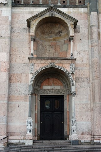 Bott. di Nicholaus da Ferrara e Wiligelmo sec. XII, Protiro in pietra