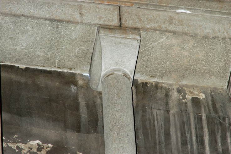 Maestranze emiliane sec. XIX-XX, Capitello a stampella in pietra scolpita