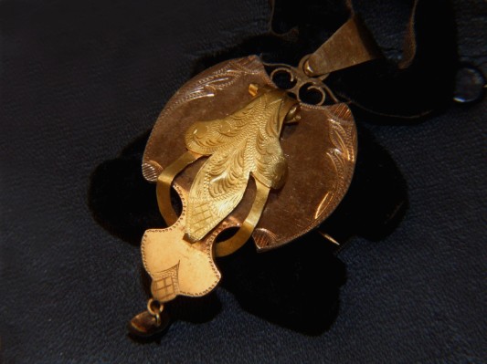 Ambito italiano sec. XX, Pendente in oro in lamina dorata con foglia pendula