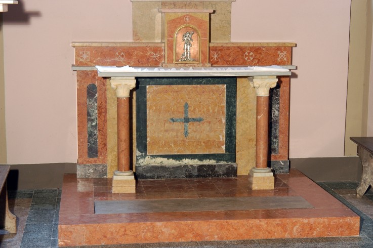 Eva C. (1957), Altare laterale in marmo con croce e colonnine