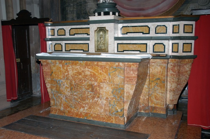 Dodi L. (1948), Altare maggiore in marmo a base svasata