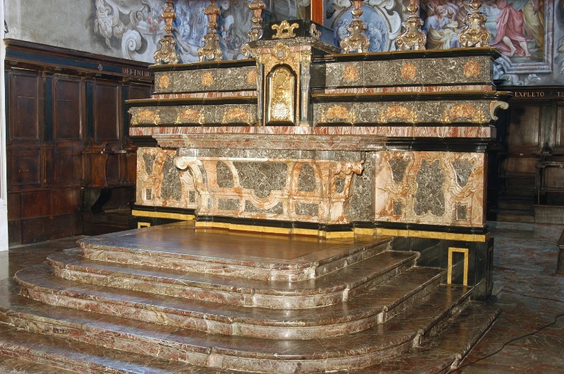 Ditta Nava (1750), Altare maggiore in marmi policromi