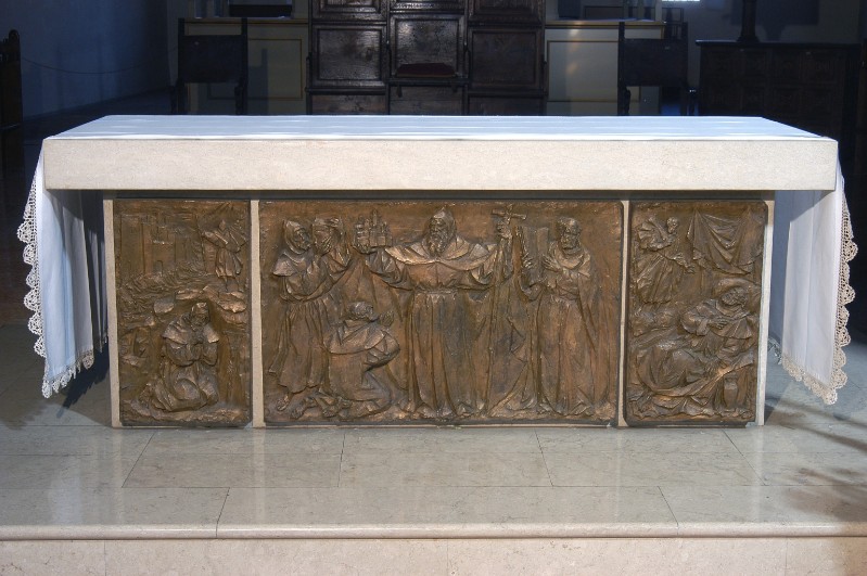 Manfrini E. (1970), Altare maggiore in marmo bianco e bronzo fuso