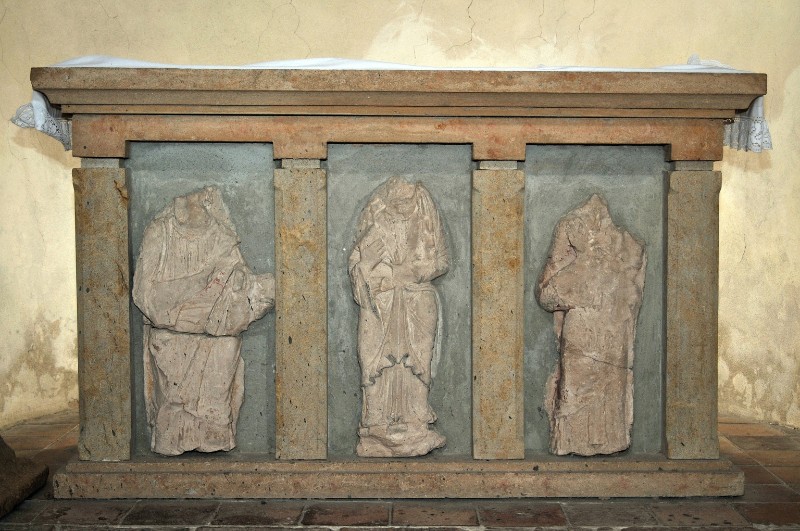 Maestranze piacentine sec. XI-XX, Altare in muratura e pietra scolpita