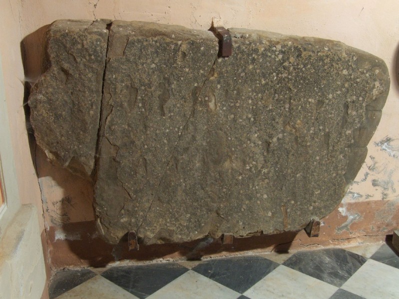 Ambito emiliano sec. V a. C., Lapide in arenaria con spaccatura netta a sinistra