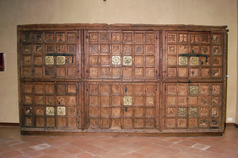 Provinciali R. (1442-1443), Mobile da sacrestia in legno di noce intarsiato