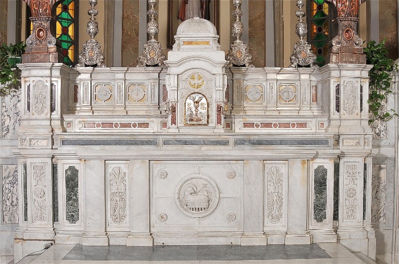 Ditta Battelli A. (1944-1945), Altare maggiore in marmo bianco di Carrara