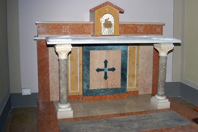 Eva C. (1959), Altare laterale in marmo con colonnine