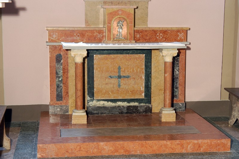 Eva C. (1957), Altare laterale in marmo con croce e colonnine