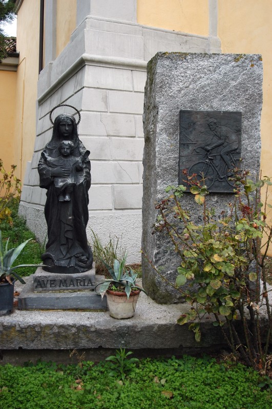 Bott. piacentina (1980), Monumento in pietra grigia e bronzo fuso
