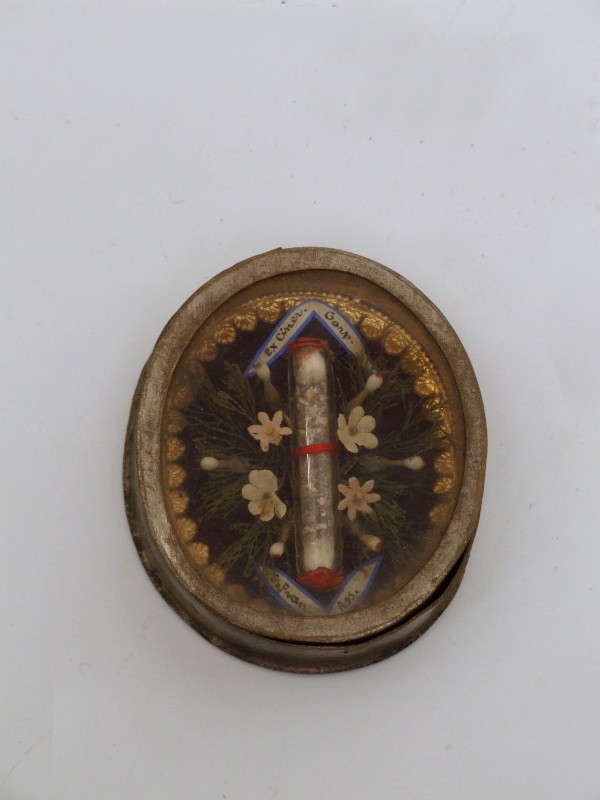 Bott. piacentina sec. XIX, Reliquiario a medaglione con teca a cilindretto