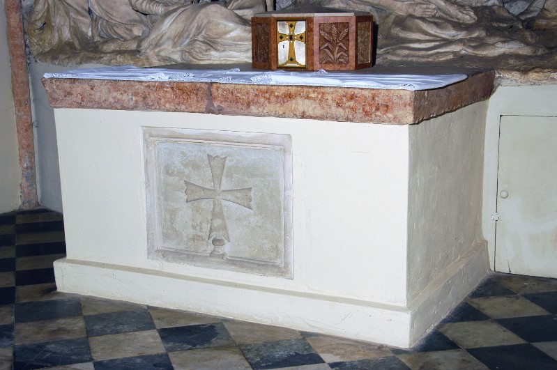 Bott. piacentina (1940), Altare laterale dei Caduti in marmo rosa