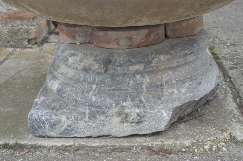 Ambito italiano secc. I-VI, Base di colonna in marmo grigio venato