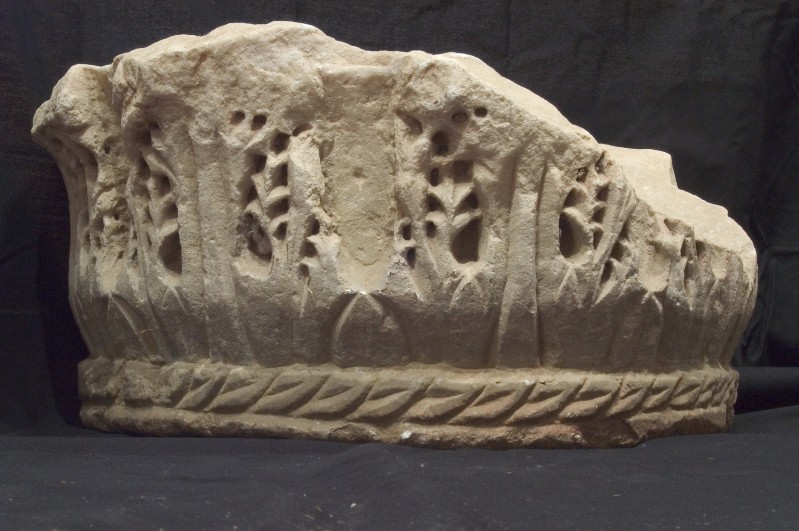 Ambito ravennate-bizantino sec. VI, Capitello marmoreo con foglie d'acanto