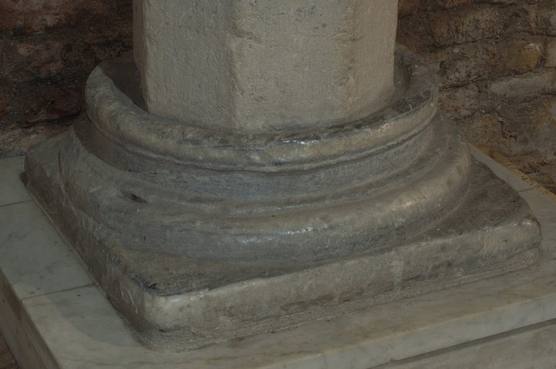 Ambito italiano sec. VI, Base di colonna in marmo