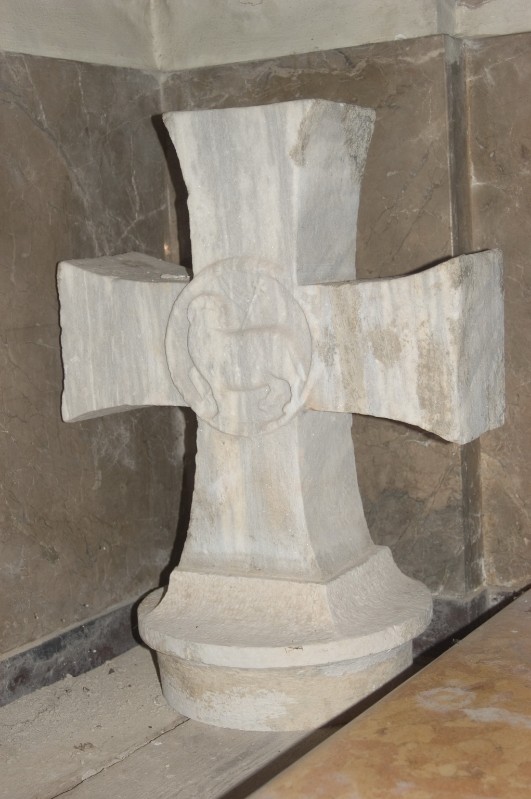 Ambito ravennate sec. X, Croce in marmo con Agnello mistico