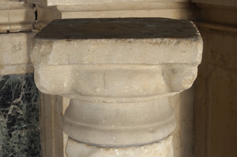 Ambito italiano sec. VI, Capitello di colonna portalampada del Sacramento