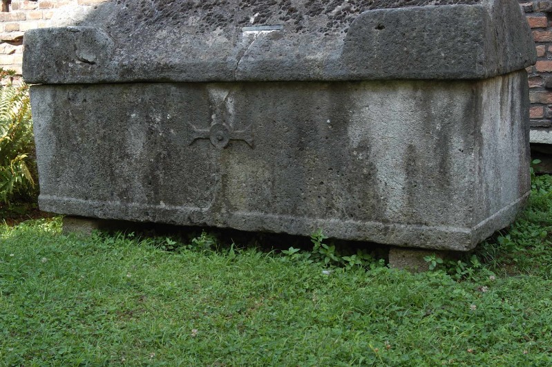 Ambito ravennate-bizantino secc. VI-VII, Cassa di sarcofago con croce patente