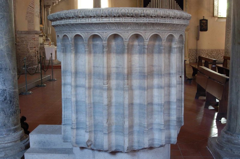 Ambito ravennate-bizantino sec. VI, Ambone in marmo del Proconnesio scolpito