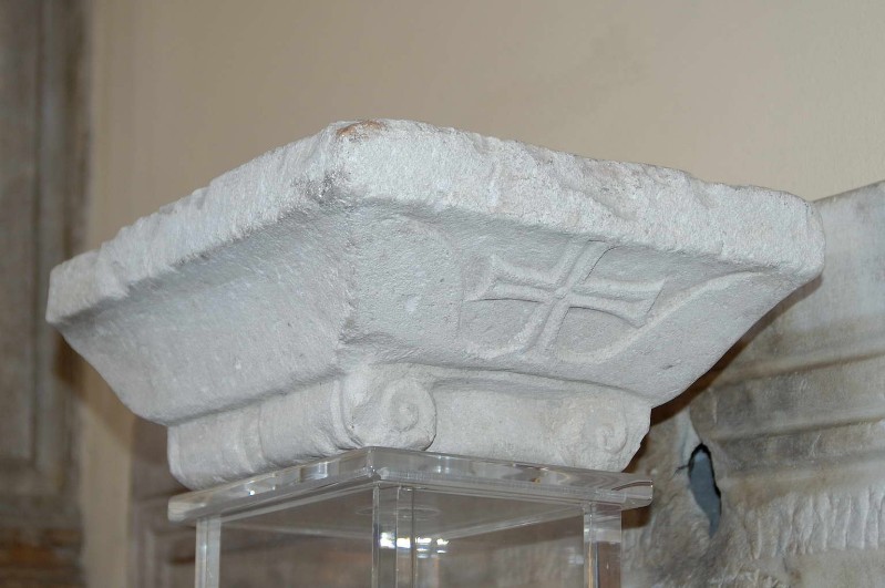 Ambito ravennate-bizantino sec. VI, Pulvino con croce scanalata