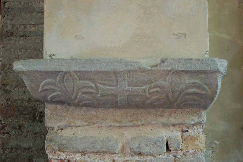 Ambito ravennate-bizantino sec. VI, Mensola in marmo con croce e palmette 1/2