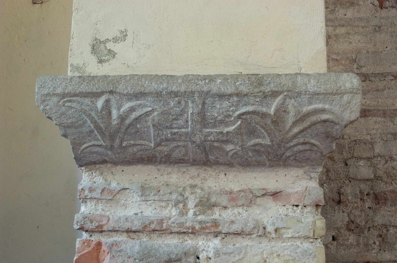 Ambito ravennate-bizantino sec. VI, Mensola in marmo con croce e palmette 2/2