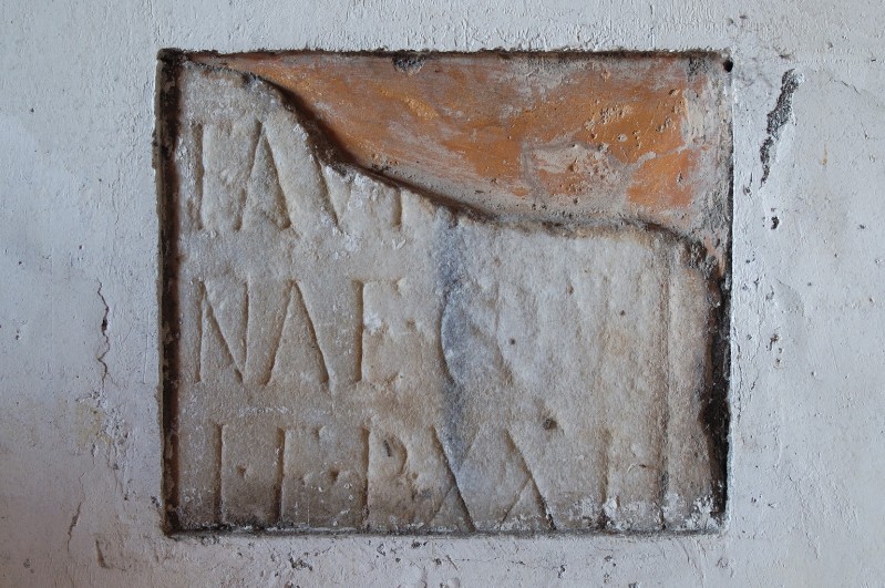 Ambito italiano sec. II, Frammento di lapide funeraria con iscrizione