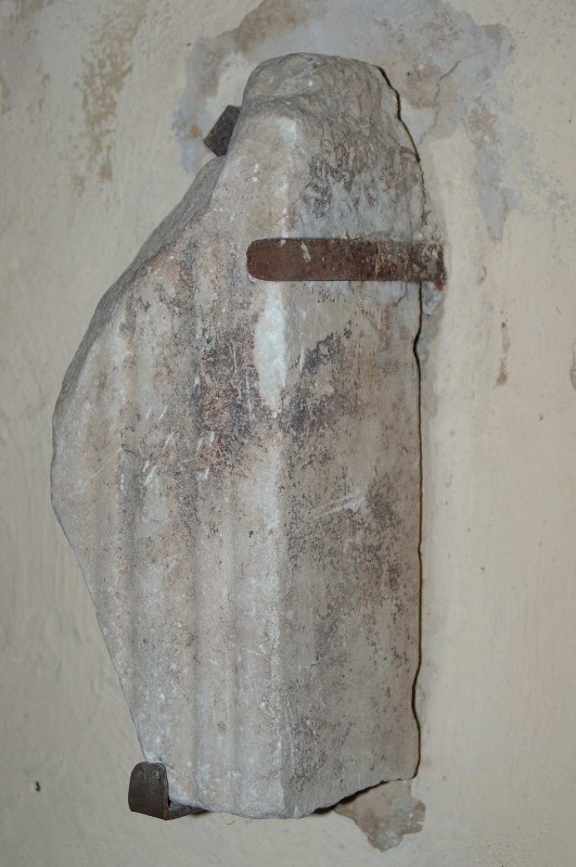Ambito ravennate-bizantino sec. VI, Frammento di pilastrino in marmo scolpito