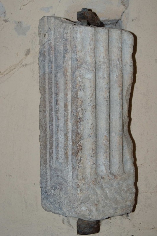 Ambito ravennate-bizantino sec. VI, Frammento di pilastrino con scanalature