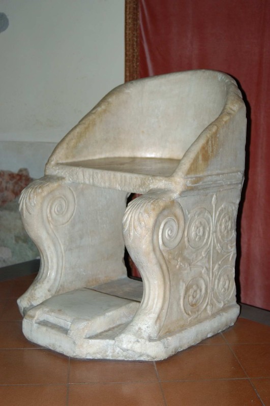 Ambito italiano secc. II-III, Cattedra in marmo scolpito