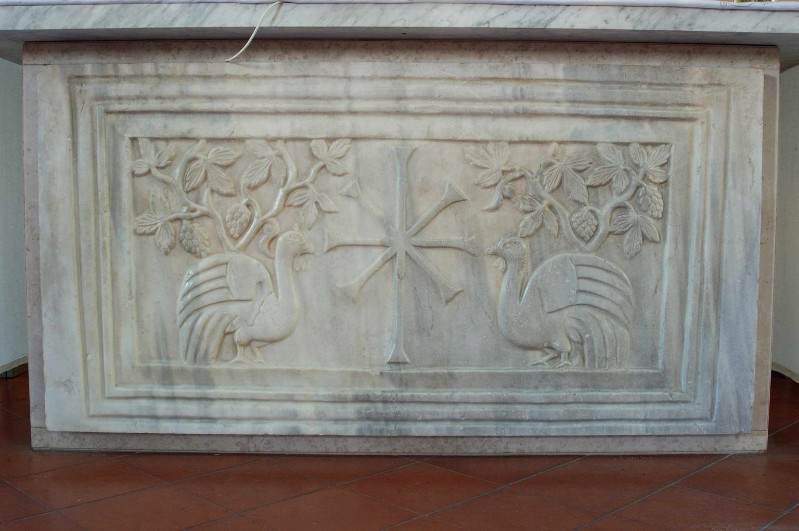 Ambito ravennate sec. VI, Pluteo in marmo greco con racemi di vite