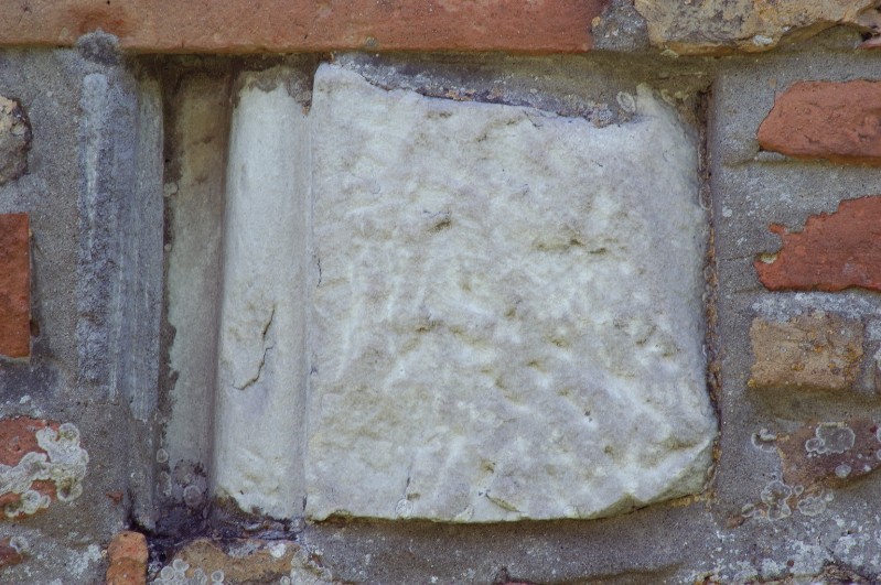 Ambito italiano secc. I-III, Frammento di stipite in marmo bianco