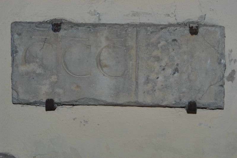 Ambito italiano sec. IV, Frammento di sarcofago con iscrizione CCC