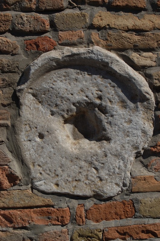 Ambito italiano secc. I-III, Frammento di stipite in pietra calcarea