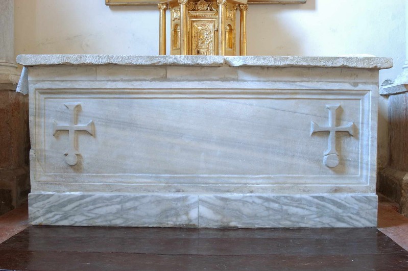 Ambito ravennate-bizantino sec. VI, Altare in marmo greco con croci
