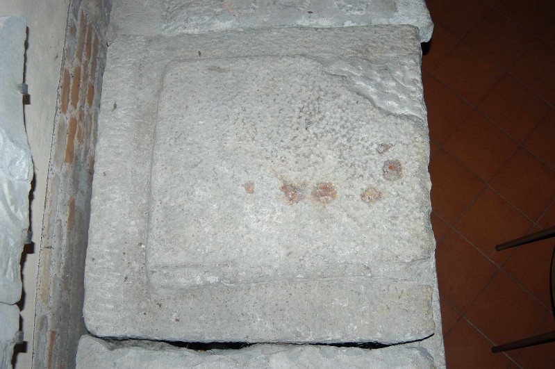 Ambito italiano sec. V, Frammento di coperchio di sarcofago parte centrale