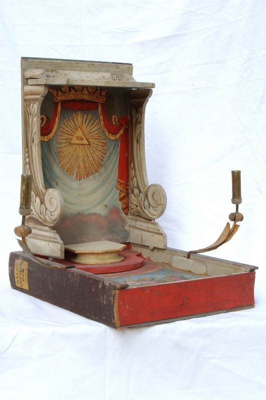 Ferrari A. sec. XIX, Altare portatile ligneo a libro con boccole e portaceri